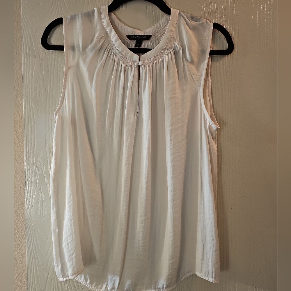 Banana Republic White Sleeveless Blouse – Size M